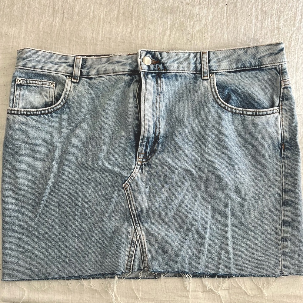 H&M Jean Mini Skirt. Worn once. Women’s size 14